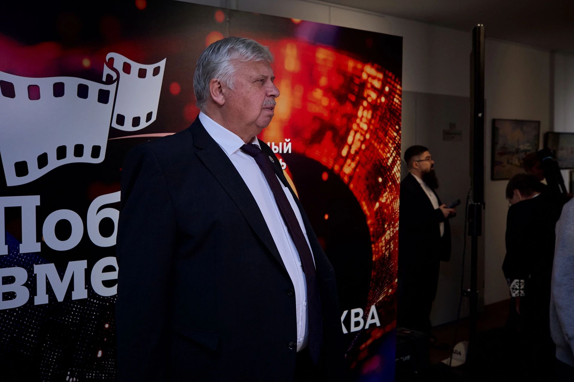 Na Otkrytii Xxi Kinofestivalya Pobedili Vmeste Chestvovali Borisa Karadzheva Za Vydayushhijsya Vklad V Dokumentalnoe Kino I Predstavili Film Krokus. Несломленные”